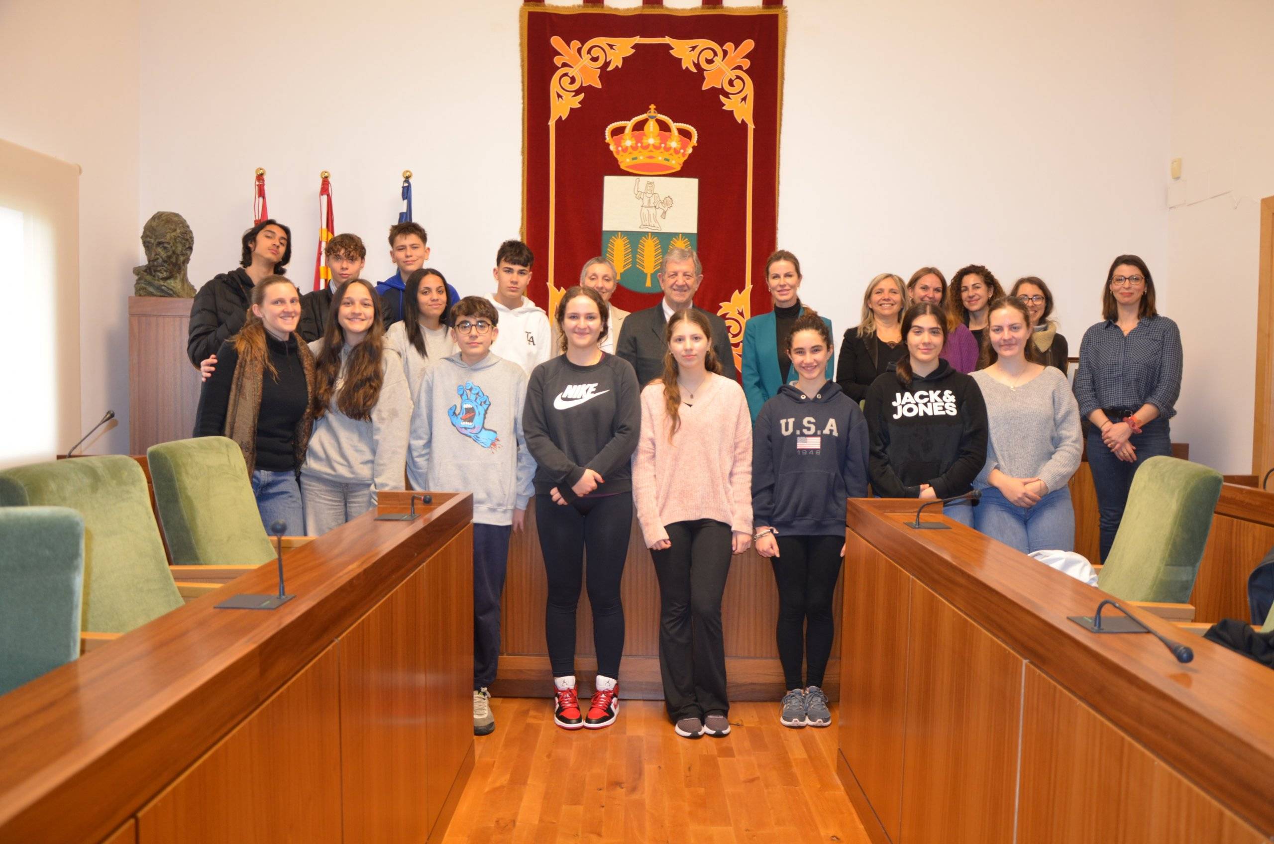 Foto de grupo de los alumnos del IES Las Encinas con el alcalde, la concejala de Educación y la directora y profesoras del IES.