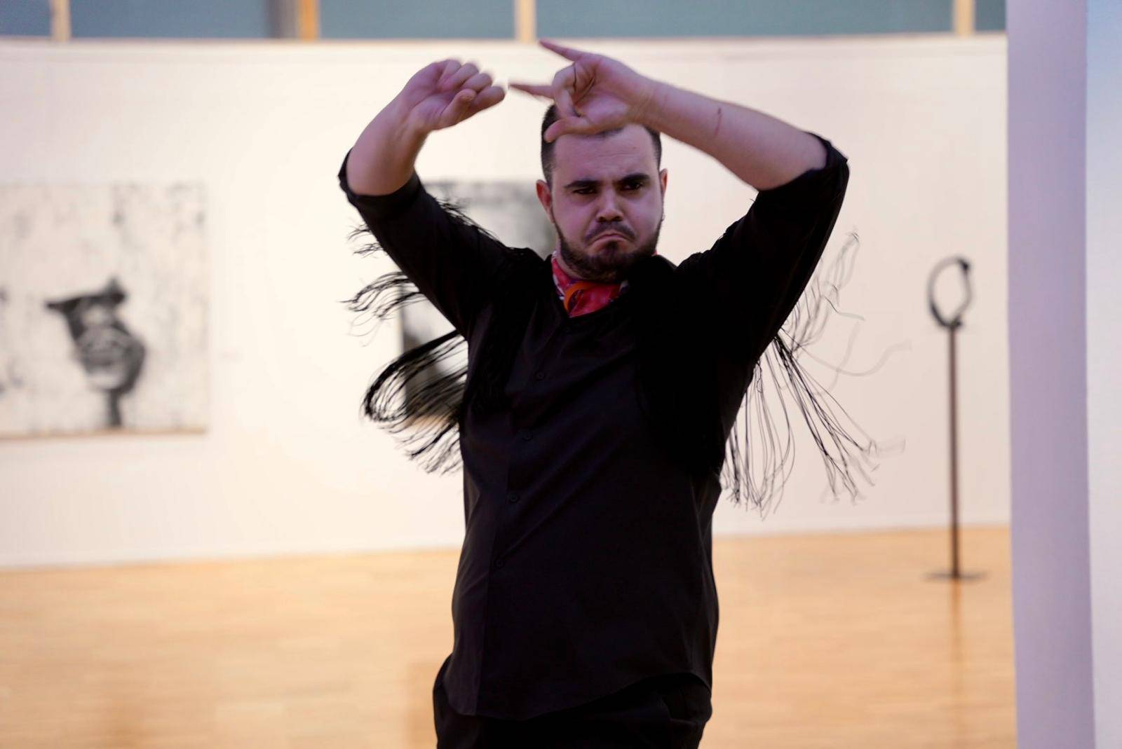 Bailaor de flamenco de la Escuela Municipal de Música y Danza actuando durante la inauguración.