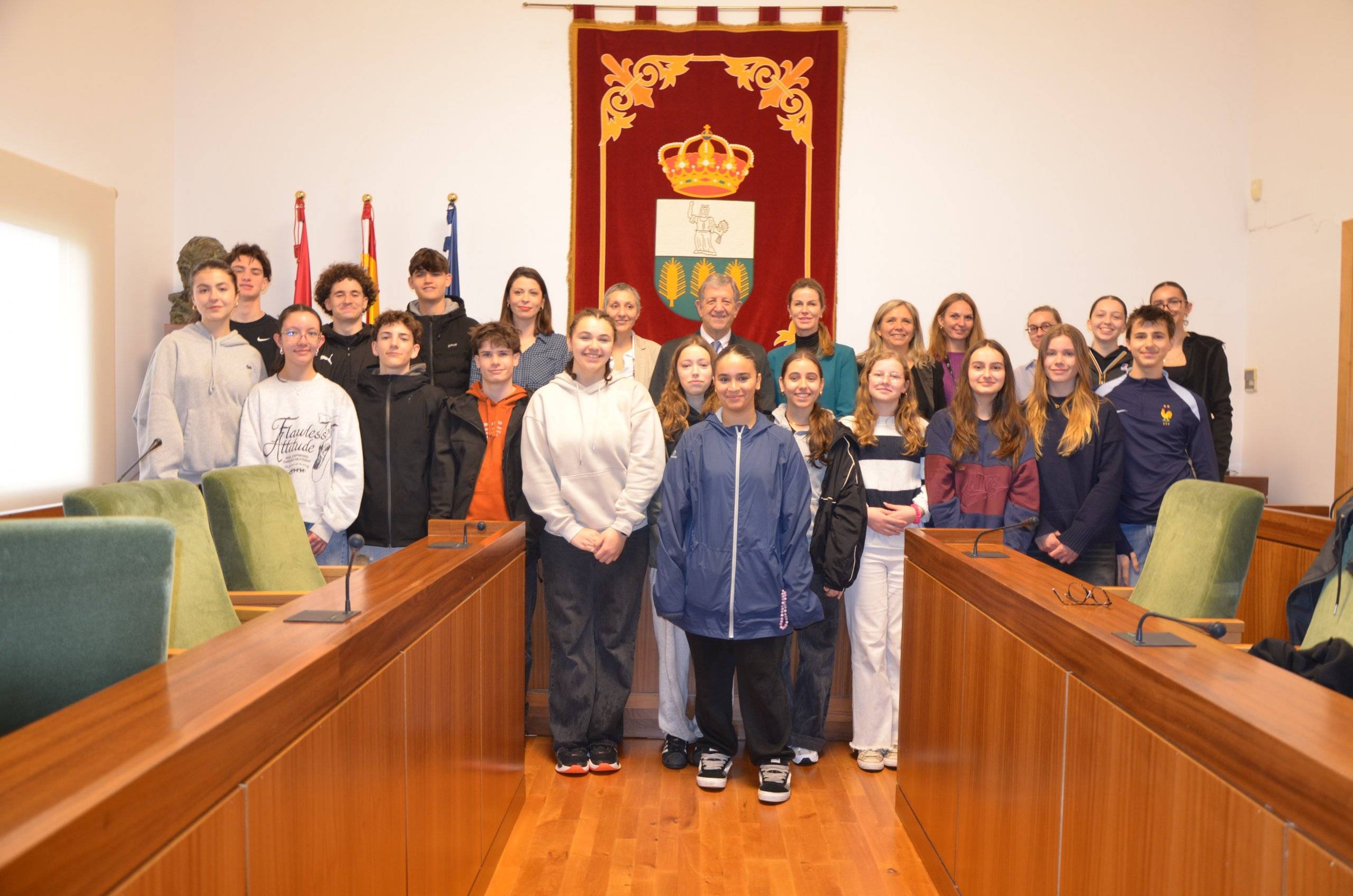 Foto de grupo de los alumnos franceses junto al alcalde, la concejala de Educación, la directora y profesoras del IES Las Encinas.